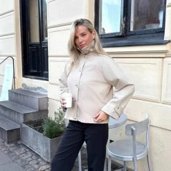 BYICA Avaic Short Trenchcoat Beige